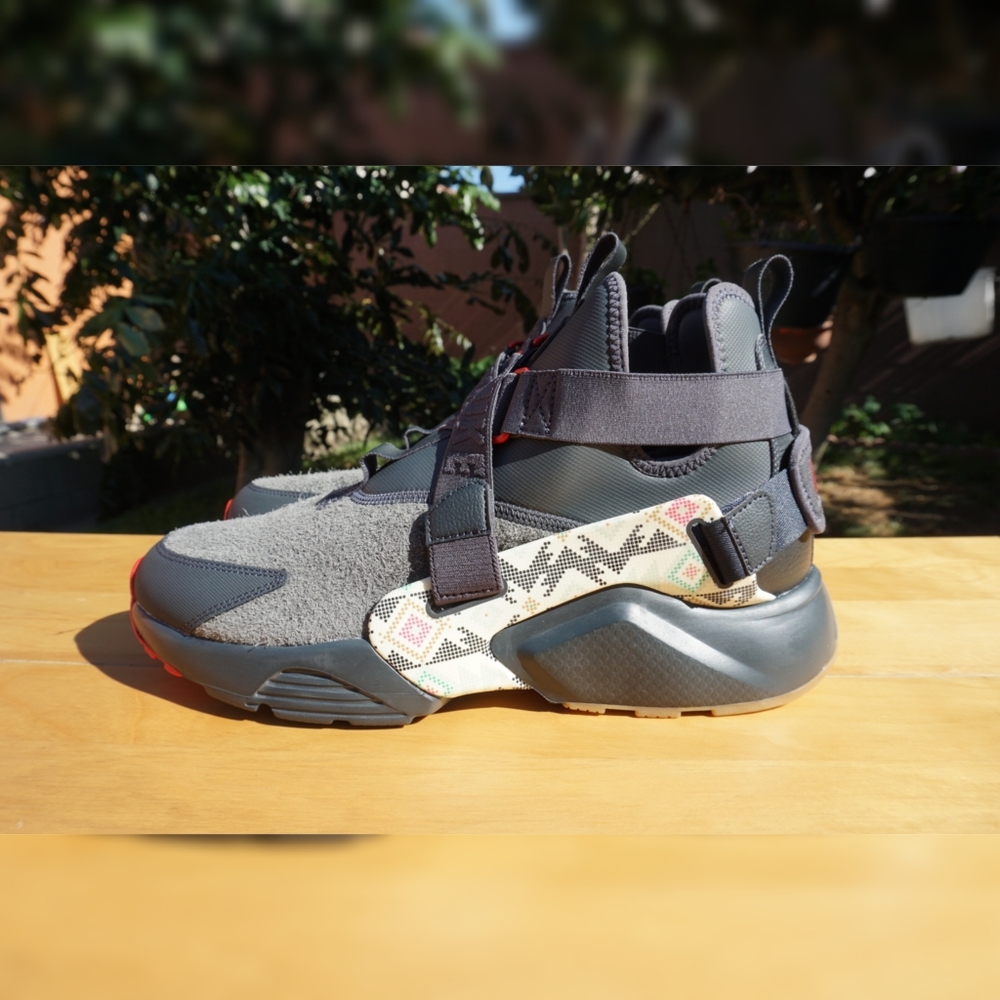SOLD! Women's Nike Huarache City Utility N7 Shoes - Picture 3 of 6